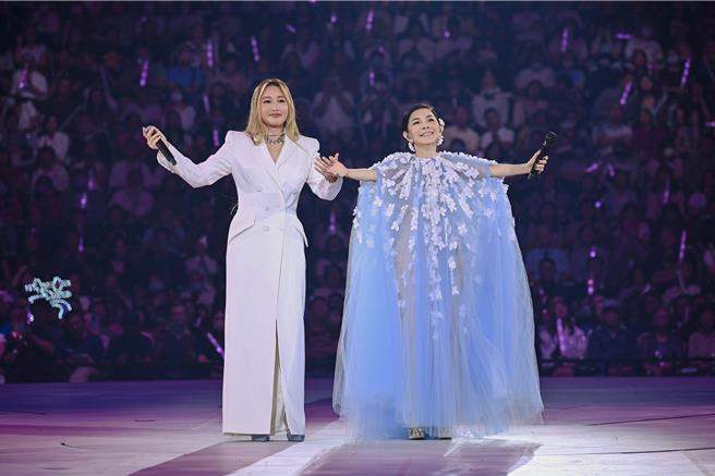 張清芳19日在演唱會上與A-Lin牽手合唱經典歌曲〈這些日子以來〉。（上引娛樂提供）