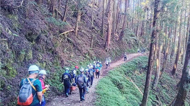 志工们亲手搬运工具进入古道准备修復工作。(林业署嘉义分署提供／吕妍庭嘉义传真)