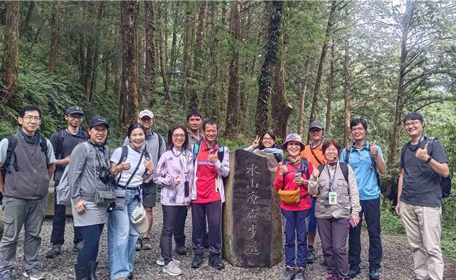 林业保育署嘉义分署于10月18-20日举办「特富野古道手作步道工作假期」，同时也带领志工体验水山疗癒步道生态。(林业署嘉义分署提供／吕妍庭嘉义传真)