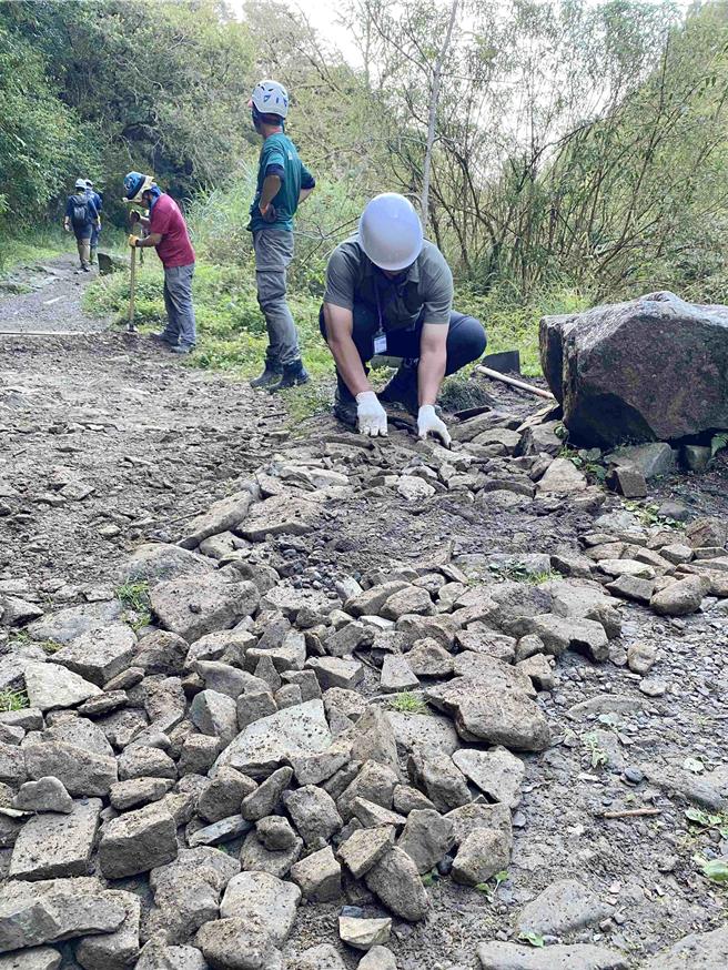 透过志工们的一同努力，为山友提供更加安全舒适的步行环境。(林业署嘉义分署提供／吕妍庭嘉义传真)