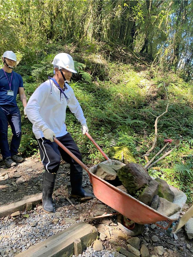古道修復取用现地石材修復，以保持自然风貌。(林业署嘉义分署提供／吕妍庭嘉义传真)