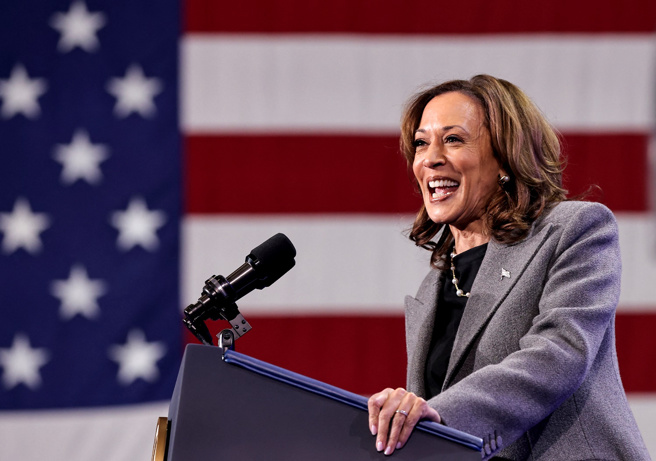 美国副总统贺锦丽20日迎来她的60岁生日，在美国总统大选倒数10几天的背景下，各界对年龄的关注更加强烈。（路透社）