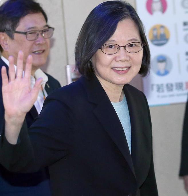 前总统蔡英文20日搭机返台，下机时向媒体挥手致意。（范扬光摄）