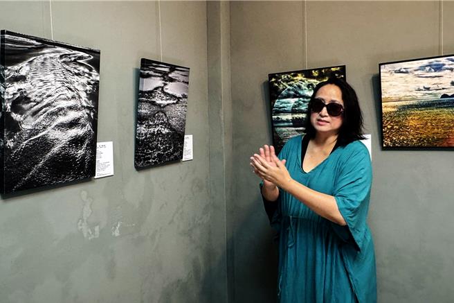 泰雅族藝術家蘇婭在五峰鄉藝術之森舉辦數位攝影個展「Tmnga Bsilung ／ 看·海」。（新竹縣政府提供／羅浚濱新竹傳真）