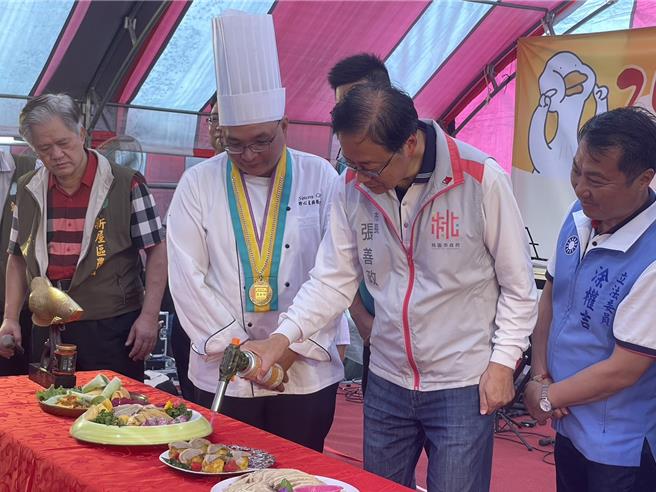 桃園市新屋區農會今日舉辦「新屋鵝肉美食饗宴」，席開210桌端出各式美味鵝肉料理。（呂筱蟬攝）