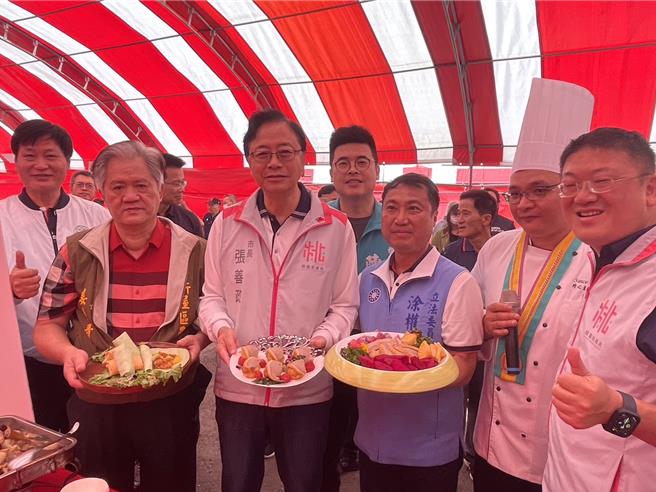 桃園市新屋區農會今日舉辦「新屋鵝肉美食饗宴」，席開210桌端出各式美味鵝肉料理。（呂筱蟬攝）