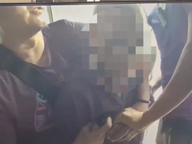 台中市1輛小貨車駕駛19日傍晚行經大里區新光路，因交通違規受到警方攔查，不料對方竟拒檢逃離，警方追緝過程開出6槍，對方仍逃離，經持續追緝，警方20日中午在北屯緝捕61歲游姓男子到案。（民眾提供／潘虹恩台中傳真）