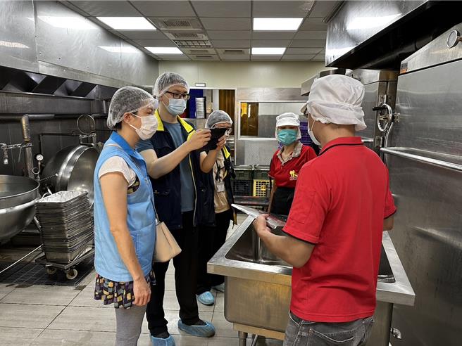 桃園市今年至今抽查營養午餐，不合格率約為5.5％，較去年下降，今年也將自主增加200件抽查，加強維護孩童飲食安全。（桃園市教育局提供）