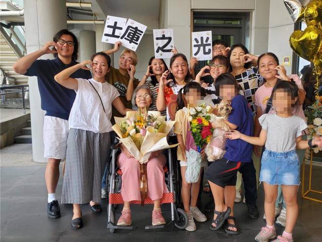 雲林縣府今（20日）表揚公益慈善奉獻獎暨績優社政人員，土庫鎮公所社會課人員顏菱姬獲獎，全家總動員為她吶喊添光彩，坐輪椅的是她母親。（周麗蘭攝）