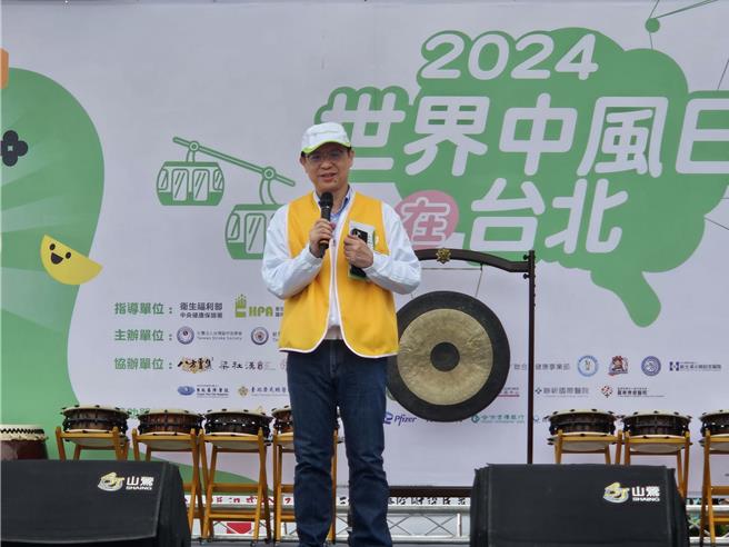 健保署署長石崇良宣布，明年起中風病患出院後納個管師管理。（鄭郁蓁攝）