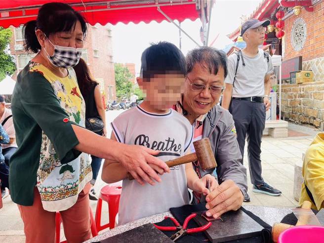 展現金門農村及社區的創意與志工的活力，金沙鎮官澳社區發展協會今（20）日在龍鳳宮廟埕熱鬧舉辦「月灣快閃市集」。（官澳社區發展協會提供）