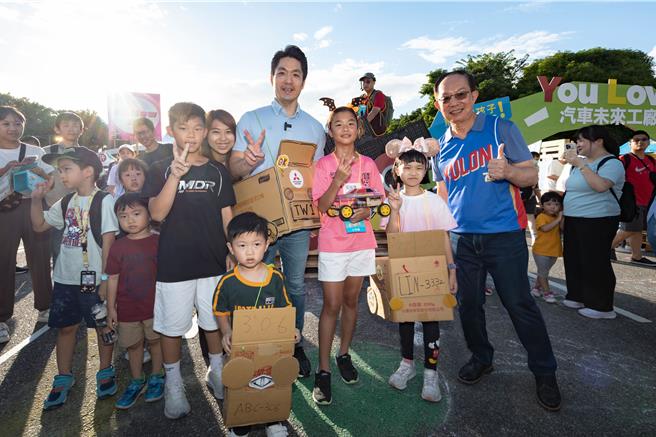 裕隆汽车总经理许国兴邀请蒋万安市长参观未来汽车工厂。（裕隆提供）