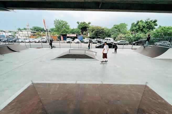 桃园市平镇区公所于台66桥下空间设置目前全台规模最大且设施完善的极限运动场，将进一步与体育局协调维管单位并订定使用管理规则，最快预计明年初对外开放。（彭俊豪提供／吕筱蝉桃园传真）