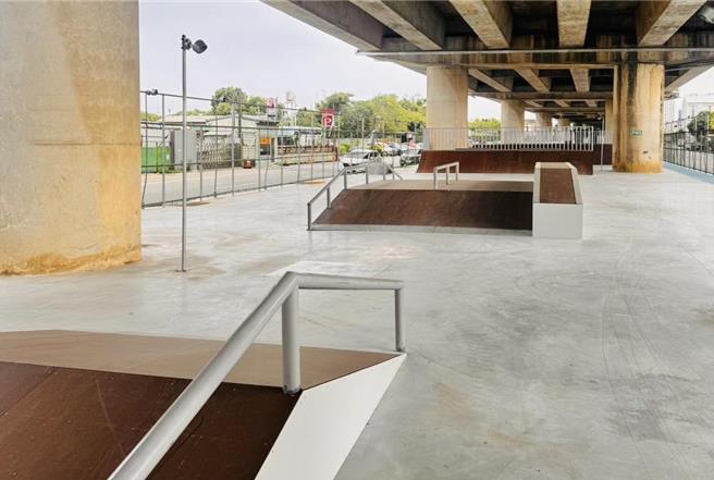 桃园市平镇区公所于台66桥下空间设置目前全台规模最大且设施完善的极限运动场，将进一步与体育局协调维管单位并订定使用管理规则，最快预计明年初对外开放。（彭俊豪提供／吕筱蝉桃园传真）
