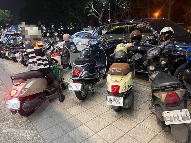 高雄市明誠二路一處大樓旁人行道違停嚴重，警方前往取締11輛機車違停。（警方提供／任義宇高雄傳真）