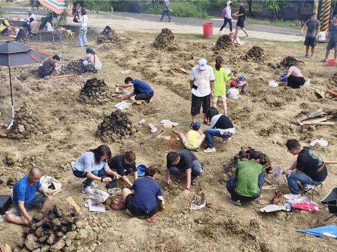 高市田寮區鹿埔社區於今日盛大舉辦「農村控土窯」體驗活動，活動吸引了許多在地民眾及外地遊客前往參加。（高雄市農業局提供／林雅惠傳真）