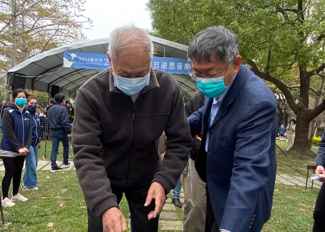 柯文哲（右）的父亲柯承发（左）病危，律师早先已协助柯文哲申请戒护探视，柯文哲也已于10月18日前往台大医院探视父亲。（中时资料照／陈育贤摄）