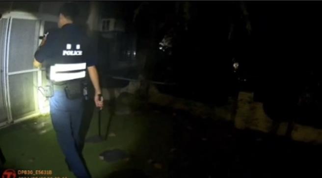 新北市中和区林姓民眾8月出国时，透过手机远端连结家中所装置之监视器，竟发现有可疑人士在家附近游荡，遂委托友人代为报警。（中和警分局提供）