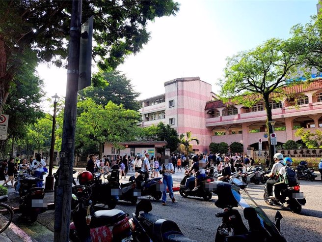 台北市有153所國小，然而僅有4所學校設有臨停車格，提供家長接送小孩，民進黨台北市議員洪婉臻要求，北市交通局立刻更新語焉不詳的標示，並與北市教育局合作，盤點各小學規畫適合的避車彎或臨停車格。（温予菱攝）