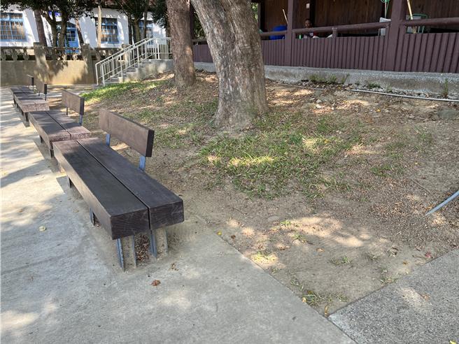 市议员刘彦伶指出，民眾反映孔庙、新竹公园周围诸多问题，质疑周边无人管理，包括凉亭四面植栽几乎都不见，只剩下一堆泥巴，下雨天会有泥巴冲刷至民眾休憩的座椅处。（王惠慧摄）