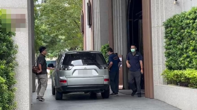 台中七期一栋豪宅传出命案，警方今天中午重回现场採证。（民眾提供）