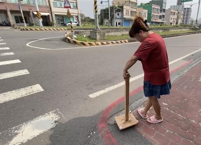 沿海路店家自製有磁鐵神器來吸鐵釘。 （讀者提供／洪靖宜高雄傳真）