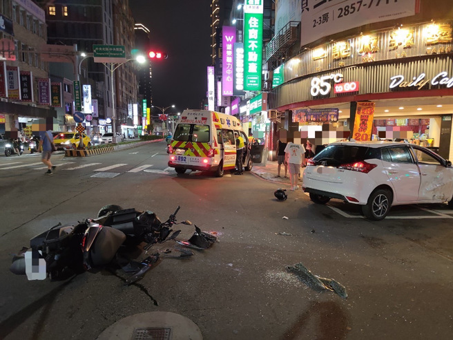 轎車左轉遭直行機車高速撞擊，旁邊待轉騎士也慘遭波及。（翻攝畫面）