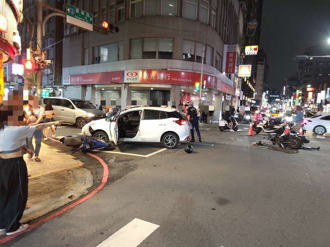 轎車左轉遭直行機車高速撞擊，旁邊待轉騎士也慘遭波及。（翻攝畫面）