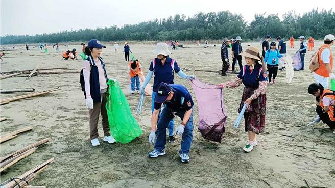 東石、朴子救國團義工夥伴共同舉辦「布袋好美里淨灘」活動。(陳青杏提供／呂妍庭嘉義傳真)