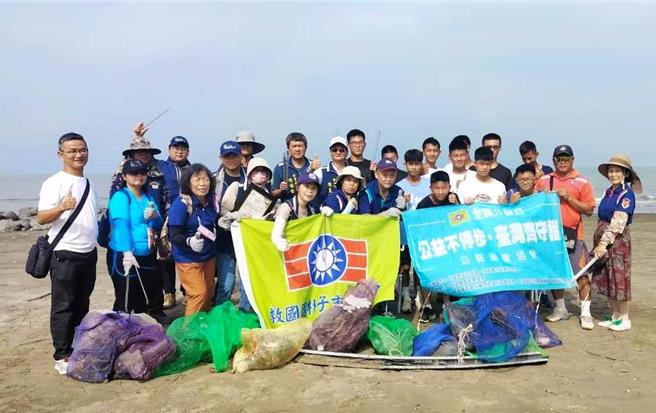 東石、朴子救國團義工夥伴共同舉辦「布袋好美里淨灘」活動。(陳青杏提供／呂妍庭嘉義傳真)