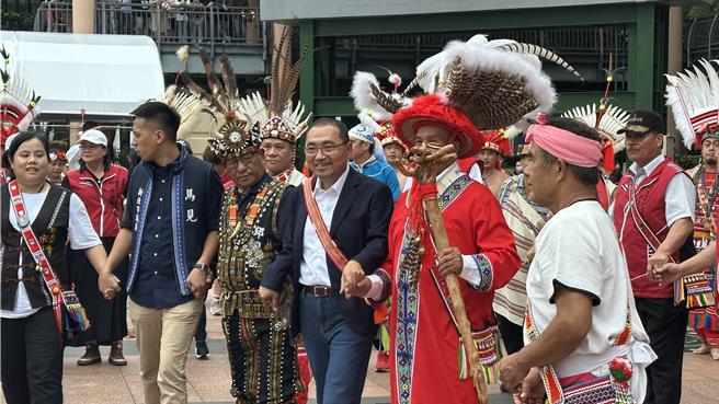 侯友宜也在活动中加入舞蹈行列，一同庆祝。（贺培晏摄）