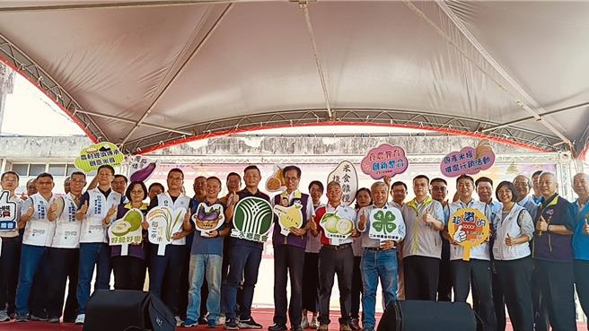 二水鄉農會今（20）日舉辦113年度農情茄意-嚐白柚產業推廣活動，協助農民行銷二水鄉白柚、茄子等優質農產品。（葉靜美攝）