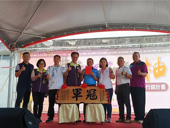 二水鄉農會今（20）日舉辦113年度農情茄意-嚐白柚產業推廣活動，活動中表揚今年度彰化縣茄子果品評鑑得獎者。（葉靜美攝）