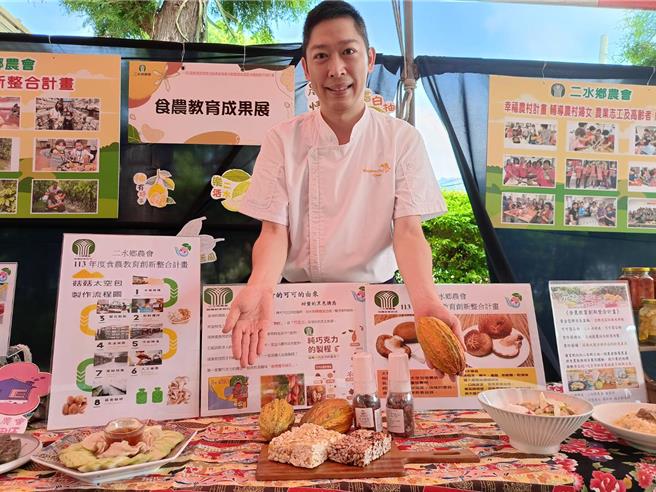 達德商工餐飲科老師林宏軒表示，去年以白柚、今年則將可可加入爆米香中，希望為農產品開拓出更多元出路。（葉靜美攝）