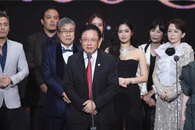 中华电信共同出品《八尺门的辩护人》荣获第59届金钟奖「迷你剧集奖」等七项大奖，中华电信董事长简志诚上台致词时表示，中华电信将持续携手优质影视团队，让优质T-Content能够深耕台湾、进军国际。图／中华电信提供