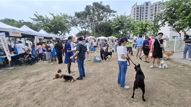 台南市東區竹篙厝寵物公園舉辦宣傳活動，未來飼主有可以帶寵物跑跳的空間。（程炳璋攝）
