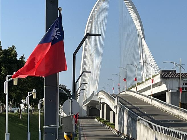 台中市今年欢庆双十国庆，在市区重要路段悬挂逾1万6000面国旗，预计悬挂至28日为止，将陆续撤除国旗，许多民眾趁周末假日抢拍旗海飘扬美景。（张妍溱摄）