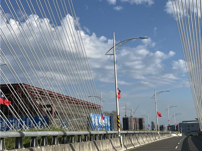 台中市今年欢庆双十国庆，在市区重要路段悬挂逾1万6000面国旗，预计悬挂至28日为止，将陆续撤除国旗，许多民眾趁周末假日抢拍旗海飘扬美景。（张妍溱摄）