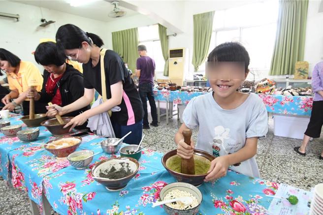 彰化縣三山國王客底文化節系列活動今（20）日登場，小朋友體驗製作客家傳統美食。（彰縣府提供／葉靜美彰化傳真）