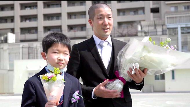 电影《日本人的养成》中的远藤老师（右）意外爆红。（海鹏提供）