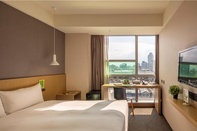 「謙商旅東門館」鄰近國際觀光客必訪永康商圈，入住雙人房型即贈「臺灣同志遊行期間限定禮品」。（小鹿文娛旅宿集團提供／吳娮翎台北傳真）