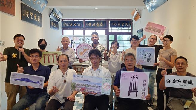 「吕凤章先生纪念奖章」2024年全国只录取3名，宜兰兰城巷弄公司创办人彭仁鸿（后排左一）不仅为非学术界的代表，也是最年轻获奖者，不论在教学、研究、服务各方面均认真投入，优异表现有目共睹。（兰城巷弄公司提供／吴佩蓉宜兰传真）