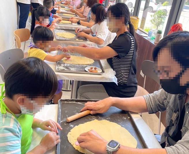 弘毓基金會20日指出，親子烘焙體驗活動，結合早療服務，並邀8組早療家庭參與餅乾與蛋糕製作，藉此促進親子互動、增進兒童生活經驗與發展學習。（弘毓基金會提供／張妍溱台中傳真）