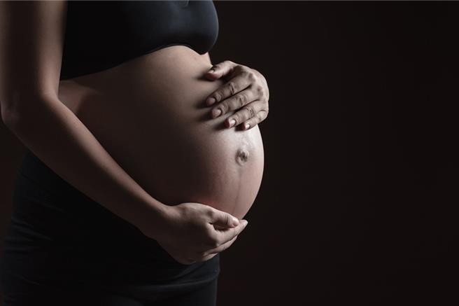 近日河南一間醫院被舉報涉嫌勾結代孕機構，河南夏邑官方18日通報，已責令該醫院停業，並有5人被採刑事強制措施。（示意圖：Shutterstock／達志）