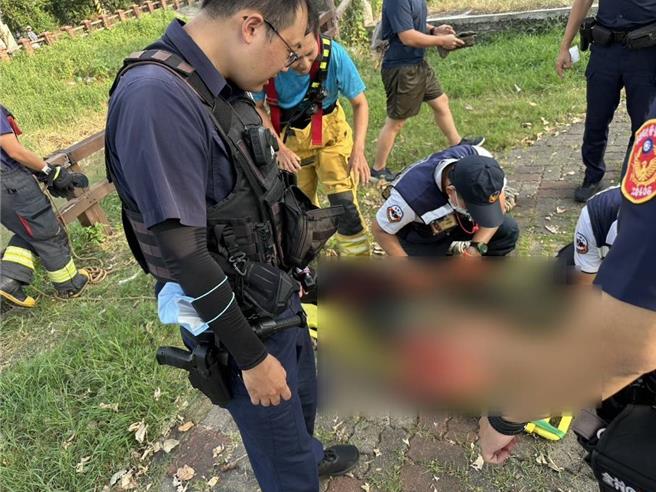 高雄一名8旬老妇不慎跌落大排，经过路人发现急报案，所幸经送医无大碍。（警方提供／任义宇高雄传真）