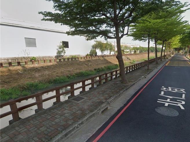 妇人所跌落的大排位于凤山区北仁街旁，该名妇人乘坐于栏杆上却不慎摔落。（翻摄自Google地图／任义宇高雄传真）