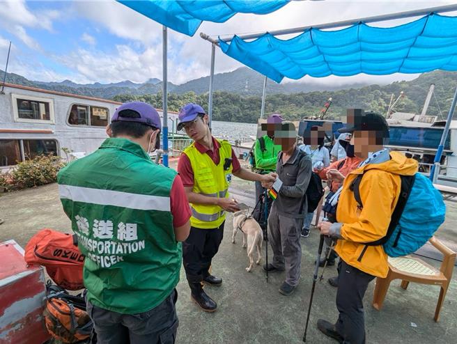 登山團石門水庫仙島部落縱走遭蜂群攻擊，消防局救援5人送醫。(桃市消防局提供／呂筱蟬桃園傳真)