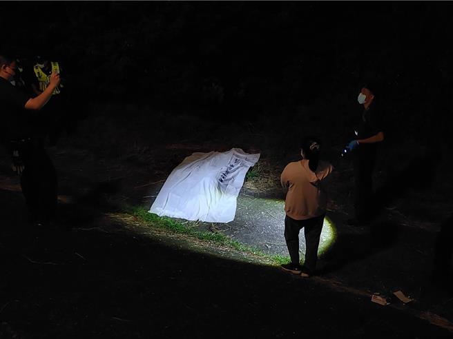 台南市警消人員20日下午4時許在鹽水溪堤岸尋獲一具浮屍，疑為失蹤的吳姓保5總隊小隊長遺體，因遺體浮腫變形家屬難以辨識，警方先依照無名屍移置殯儀館，擇日相驗。（讀者提供／程炳璋台南傳真）