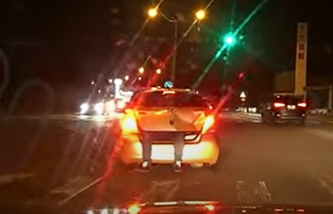 1辆小轿车后车厢竟挂着2条腿，吓坏后方车辆驾驶，新竹警方揭真相。（图／翻摄自WoWtchout - 地图型行车影像分享平台）