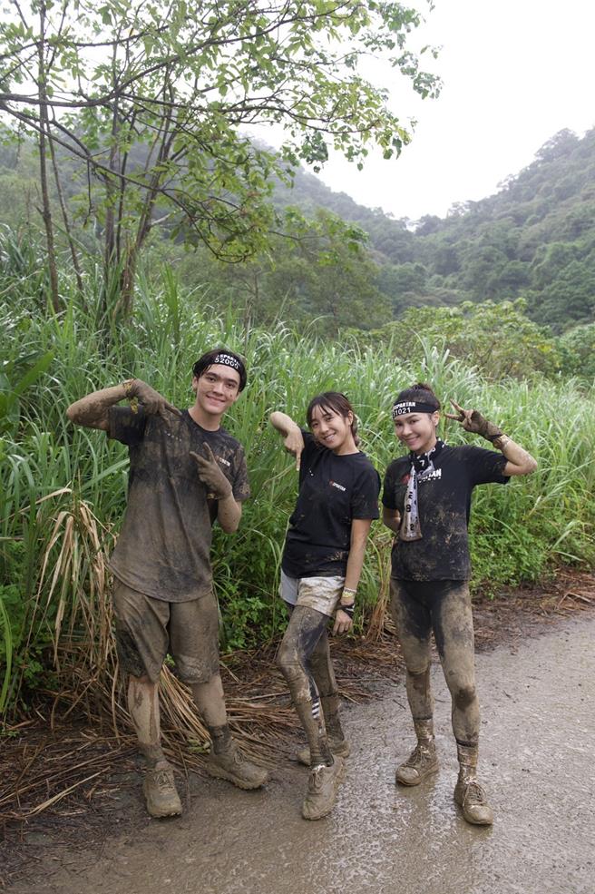 梁舒涵、林采欣和Dylan挑战障碍跑竞赛。（宽宽整合行销提供）